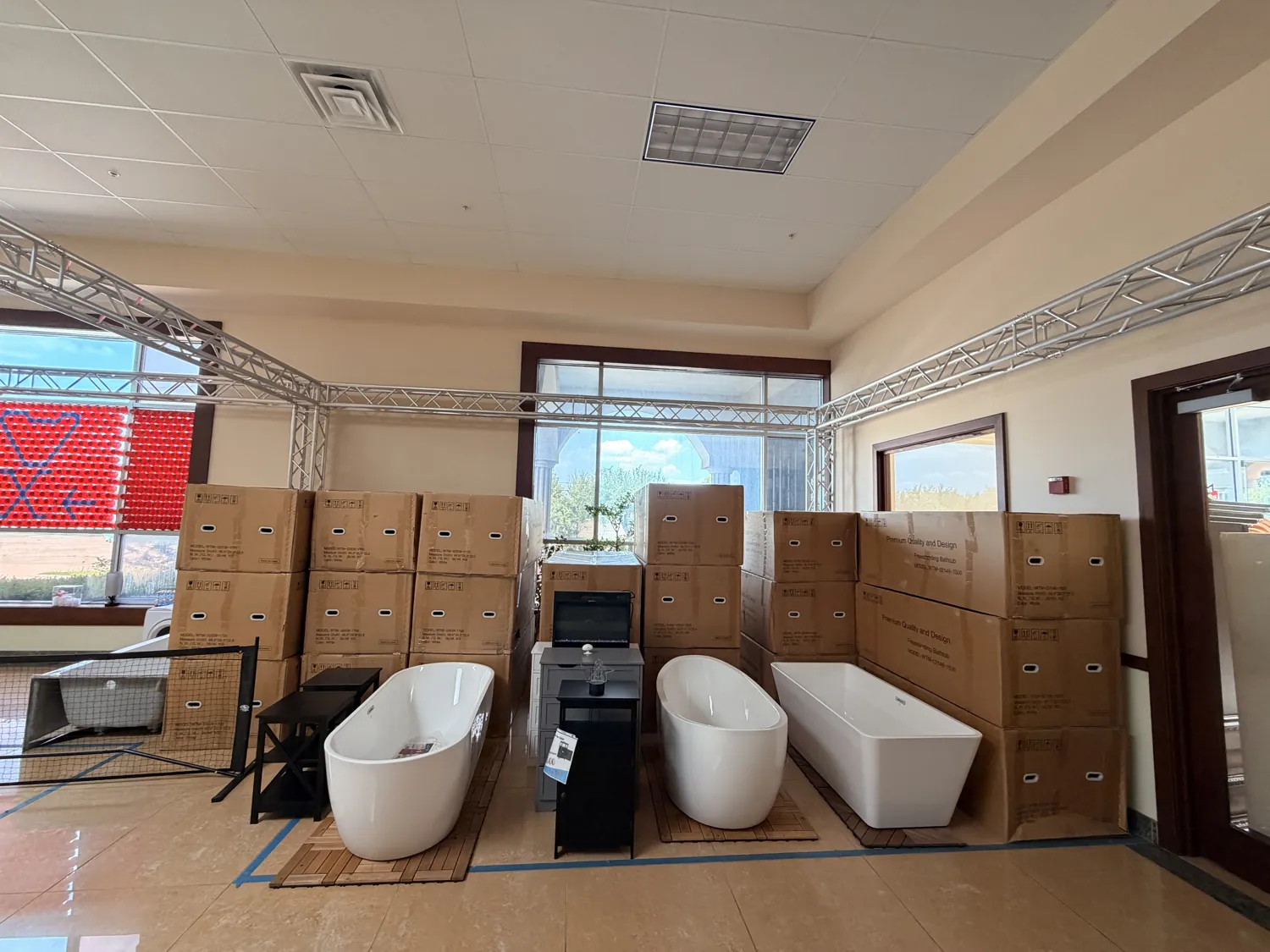 Freestanding bathtub staged on the Cube-Age pop-up sale floor