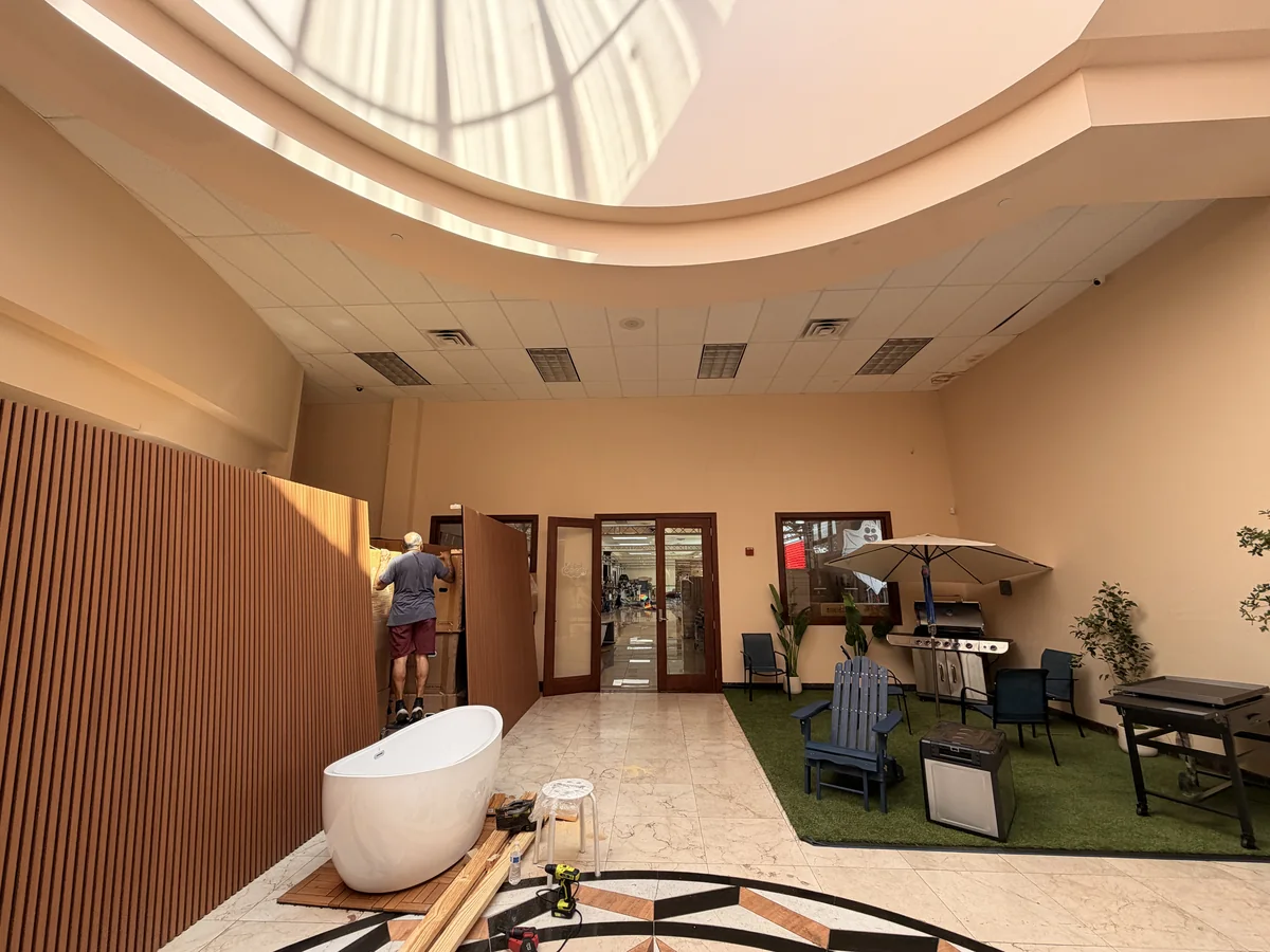 The Cube-Age showroom entrance with a bathtub and an outdoor patio scene