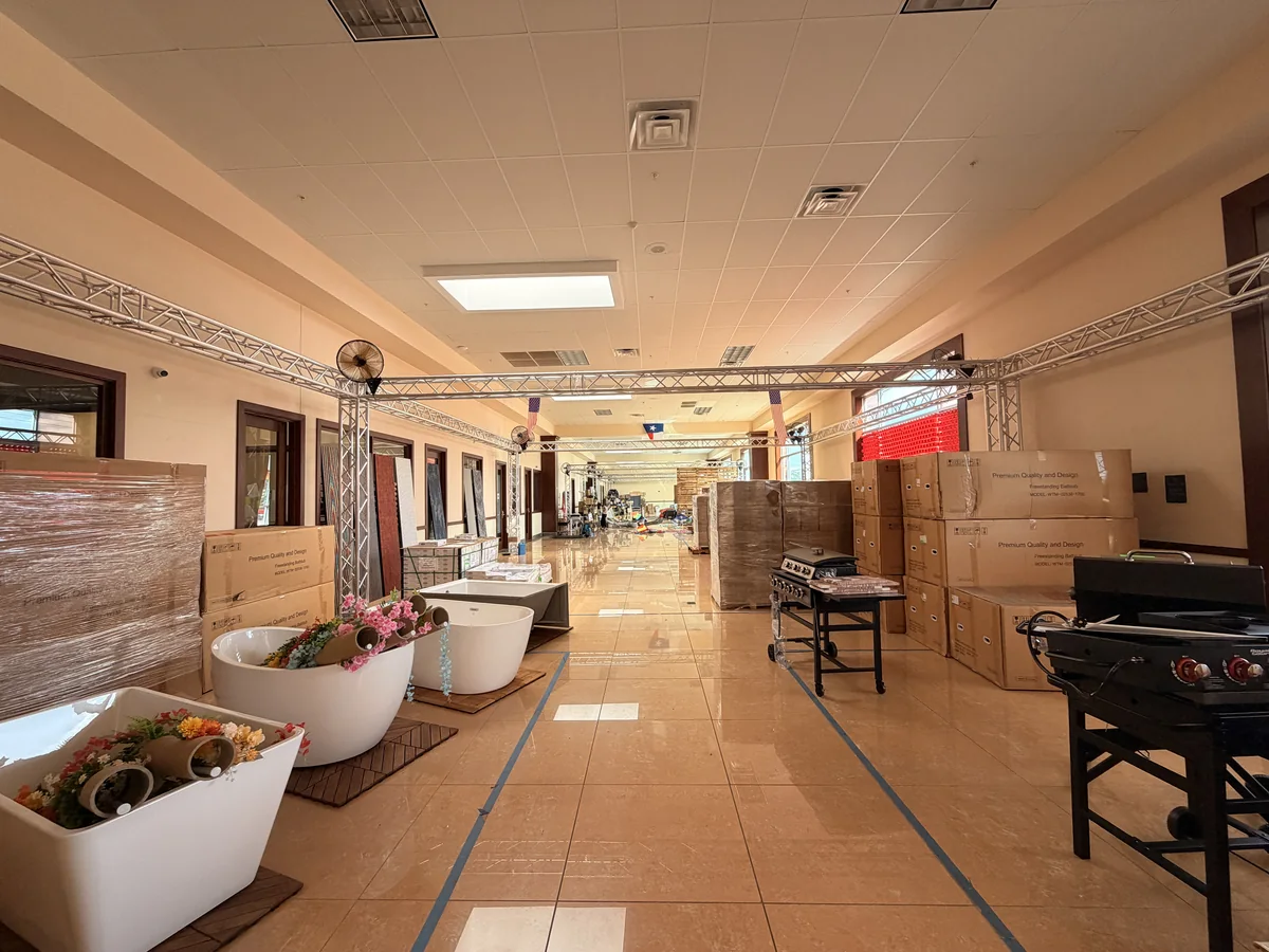 The main hall of the Cube-Age showroom with bathtubs and grills along each side